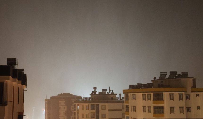 Kozan’da yıldırım binaya düştü: 2 araç hasar gördü