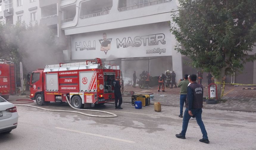 Mersin’de mağaza yangını: Binada mahsur kalanlar tahliye edildi