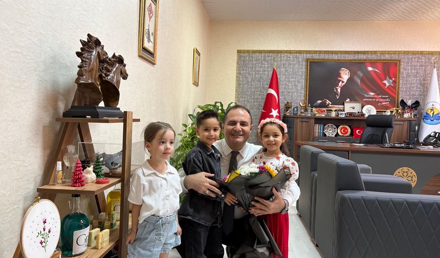 Seyhan İlçe Millî Eğitim Müdürü Murat Çelik'e miniklerden anlamlı ziyaret