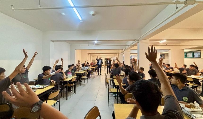 Seyhan İlçe Millî Eğitim Yönetimi pansiyonda gençlerle aynı sofrayı paylaştı!