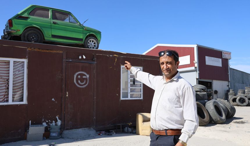 Arkadaşının emanet arabasına zarar gelmesin diye konteynerin üzerine koydurdu