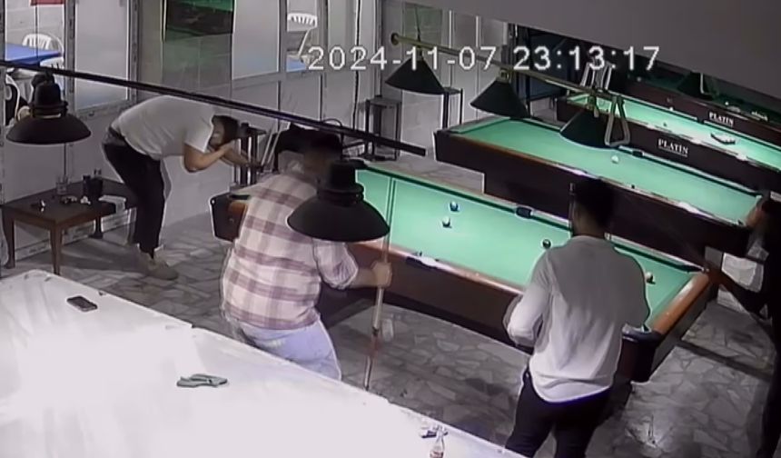 Kafasına bilardo topu gelen genç yere yığıldı, arkadaşları kahkahaya boğuldu