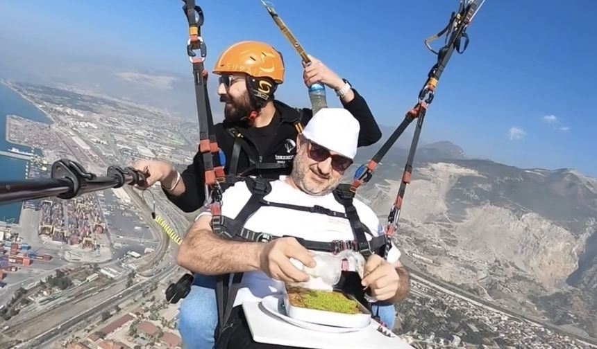 Amanos Dağları'ndan paraşütle atlayıp gökyüzünde baklava yaptılar