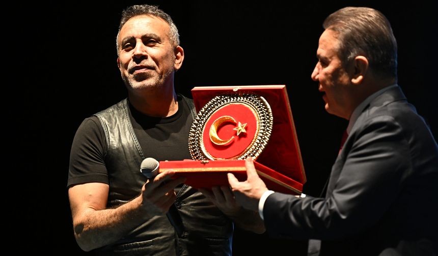 Şarkıcı Haluk Levent, Antalya'da konser verdi