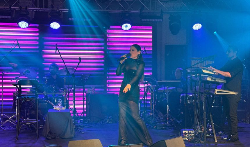 Şarkıcı Aşkın Nur Yengi, Antalya'da konser verdi