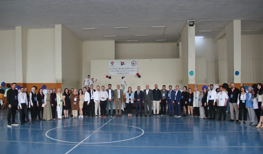 Seyhan Sakarya Ortaokulu’nda bilimin ışığı parladı: TÜBİTAK 4006 Bilim Fuarı coşkusu
