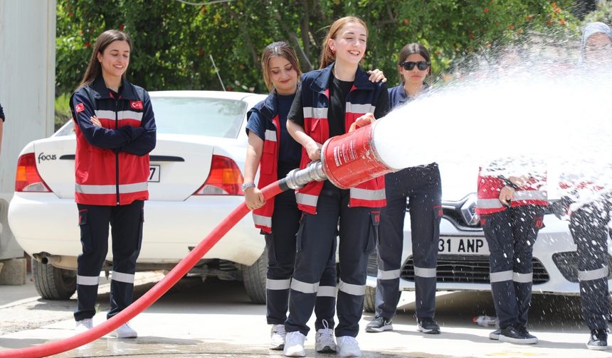 Hatay itfaiyesinden üniversite öğrencilerine yangın eğitimi