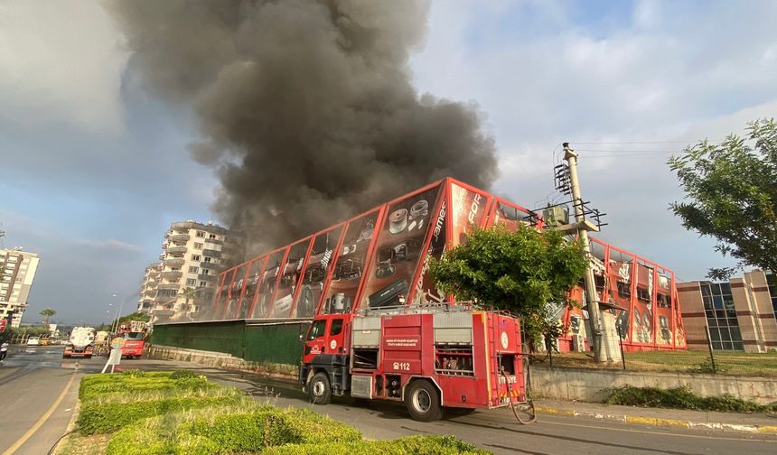 Mersin’de elektronik fabrikasında korkutan yangın