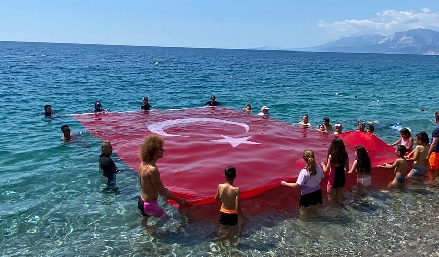 Antalya’da 19 Mayıs denizde dev Türk bayrağı açılarak kutlandı