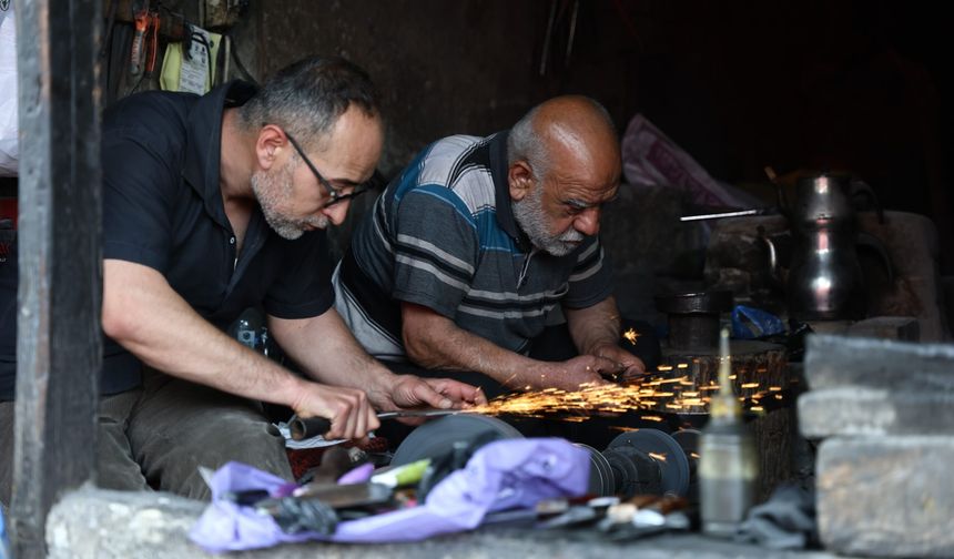 Asırlık tezgâhta kurban mesaisi: Bıçak ustaları taleplere yetişebilmeye çalışıyor