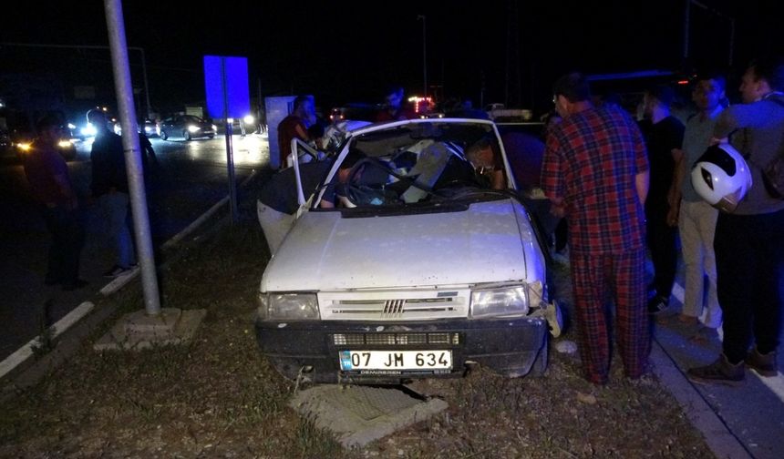Kamyon kırmızı ışıkta bekleyen otomobile çarptı: 3 yaralı