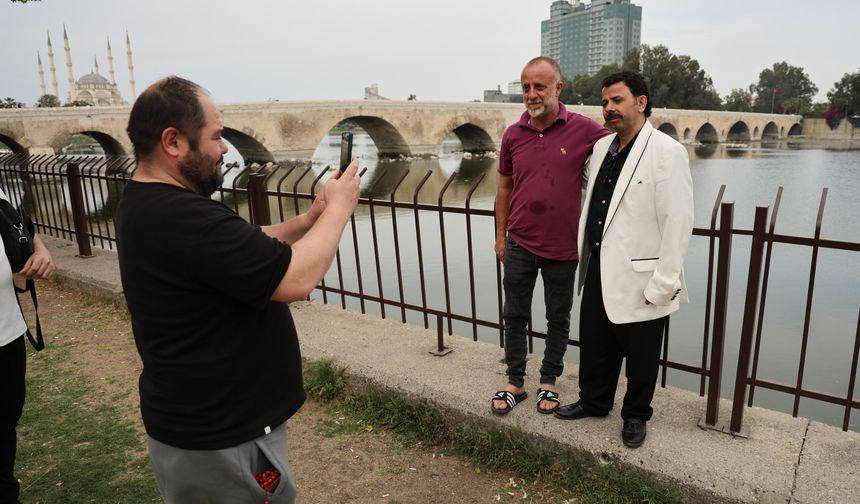 Konuşma bozukluğu olan şarkıcı sosyal medyada popüler oldu