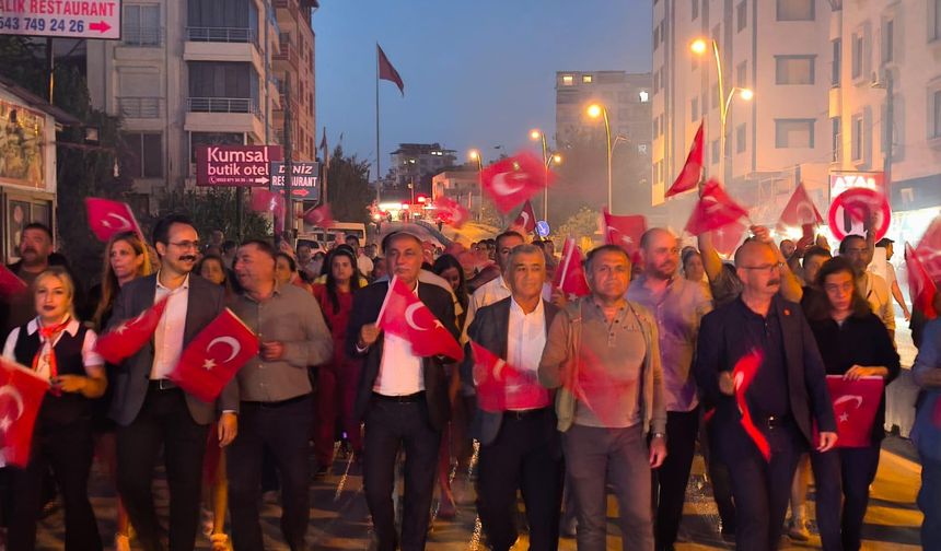 Yumurtalık 19 Mayıs’ta kırmızı-beyaza büründü