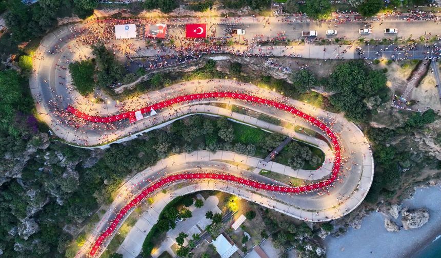19 Mayıs Atatürk'ü Anma, Gençlik ve Spor Bayramı fener alayı düzenlendi