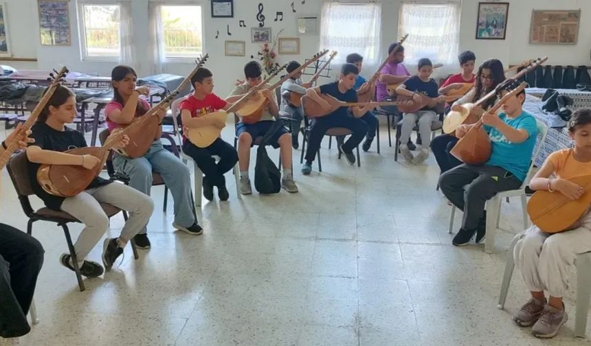 Karataş’ta geleceğin ozanlarını yetiştiriyorlar